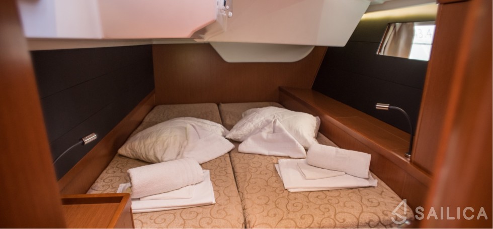 Oceanis 48 - Yacht Charter Sailica