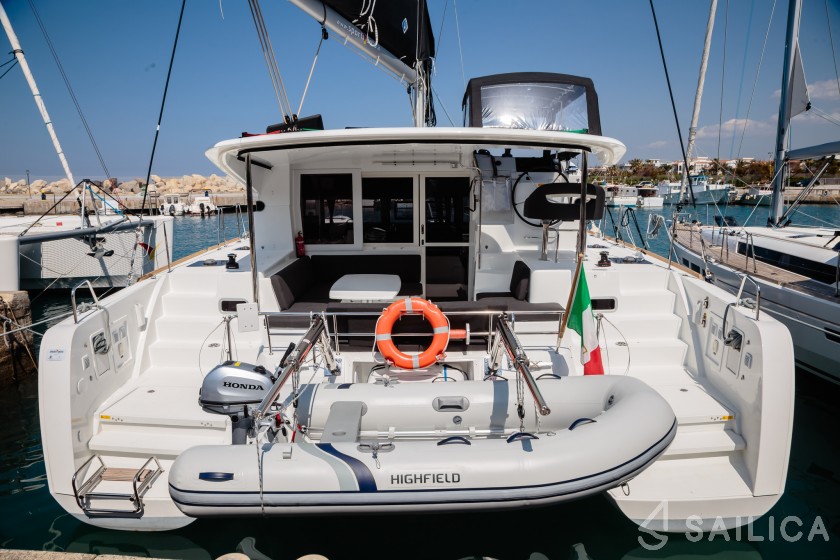 Lagoon 40 - Yacht Charter Sailica