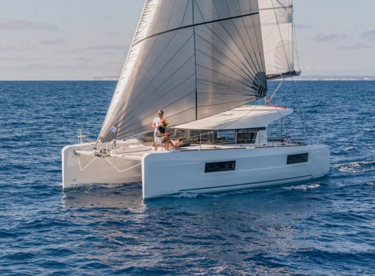 Lagoon 40 - Yacht Charter Sailica