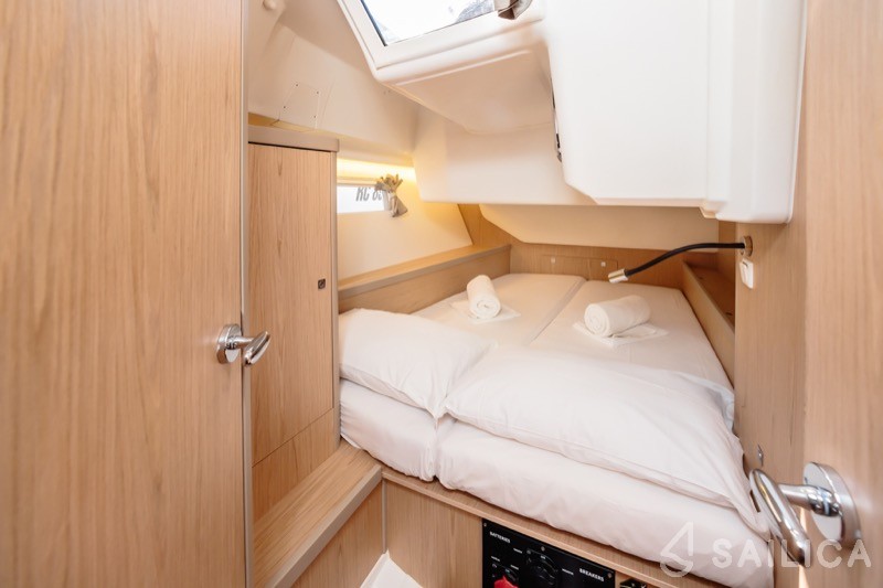 Oceanis 45 - Yacht Charter Sailica