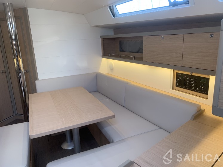 Oceanis 45 - Yacht Charter Sailica