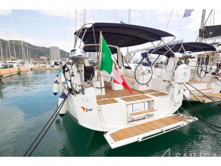 Oceanis 38.1 - Yacht Charter Sailica