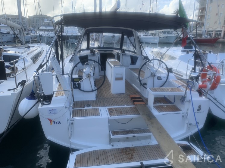 Oceanis 38.1 - Yacht Charter Sailica