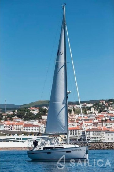 Bavaria 37 Cruiser - Yacht Charter Sailica
