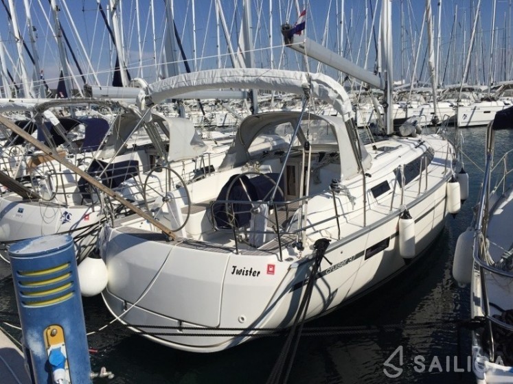 Bavaria 37 Cruiser - Yacht Charter Sailica
