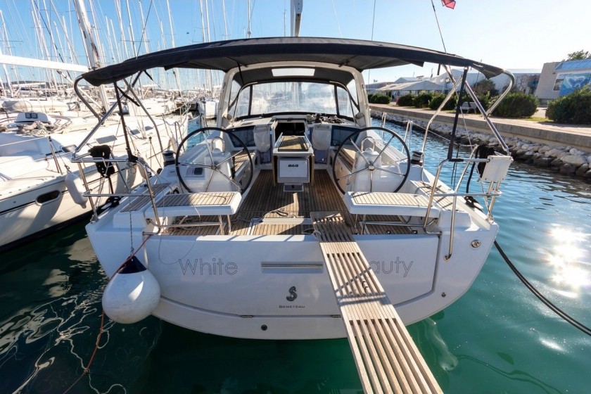 Oceanis 41.1 - Yacht Charter Sailica