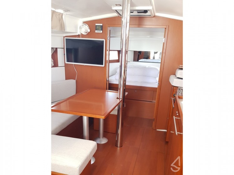 Oceanis 38.1 - Yacht Charter Sailica