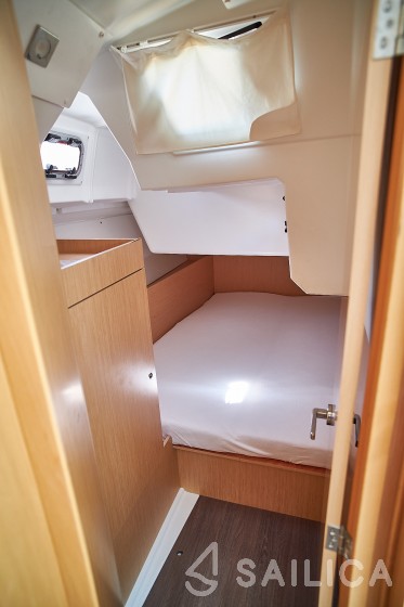 Oceanis 38.1 - Yacht Charter Sailica