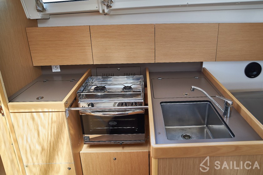 Oceanis 38.1 - Yacht Charter Sailica