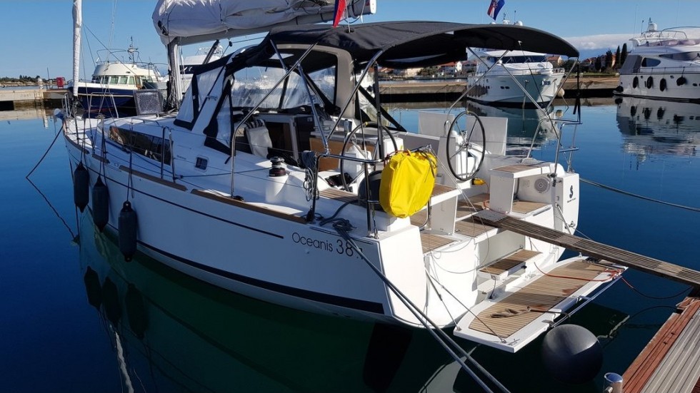 Oceanis 38.1 - Yacht Charter Sailica