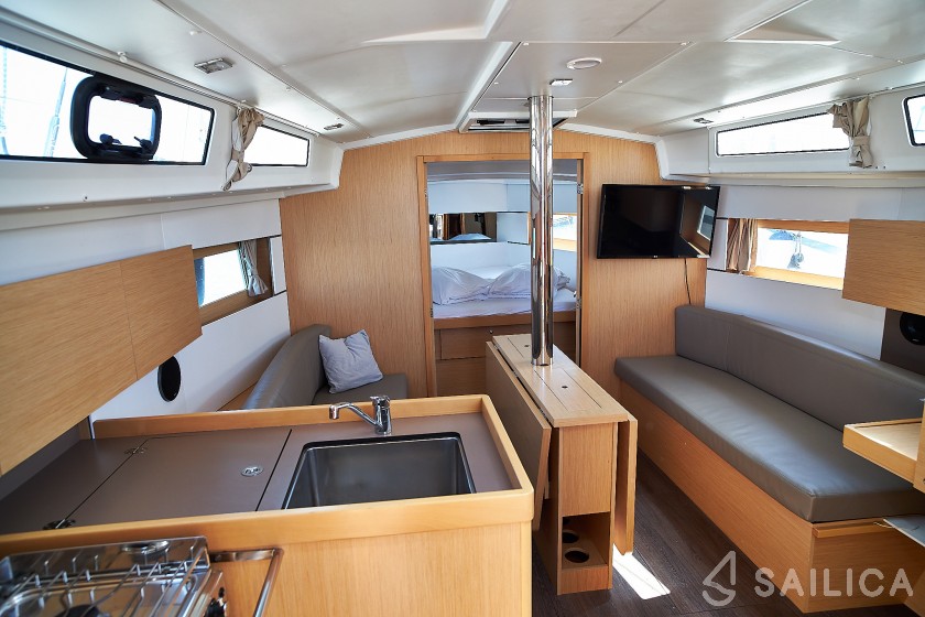 Oceanis 38.1 - Yacht Charter Sailica