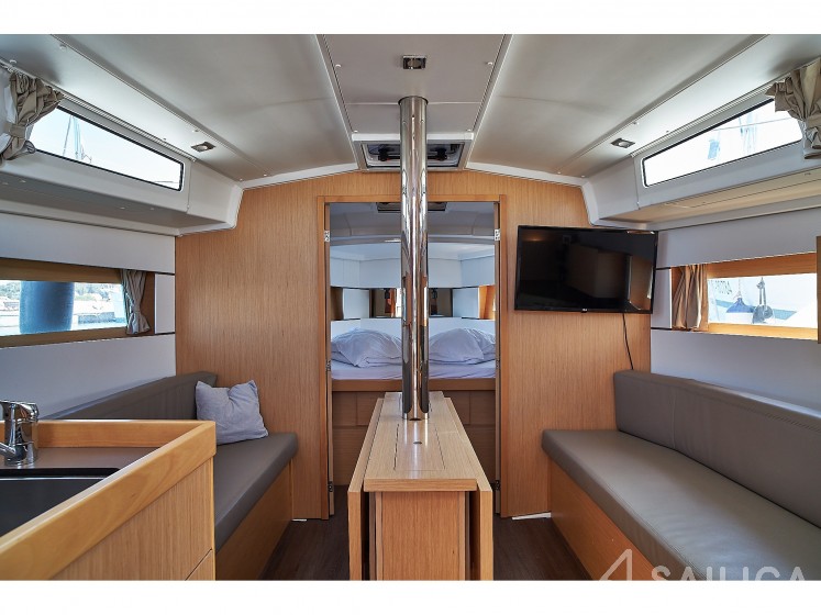 Oceanis 38.1 - Yacht Charter Sailica