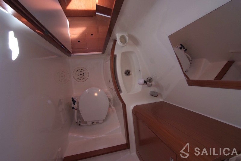 Oceanis 40 - Yacht Charter Sailica