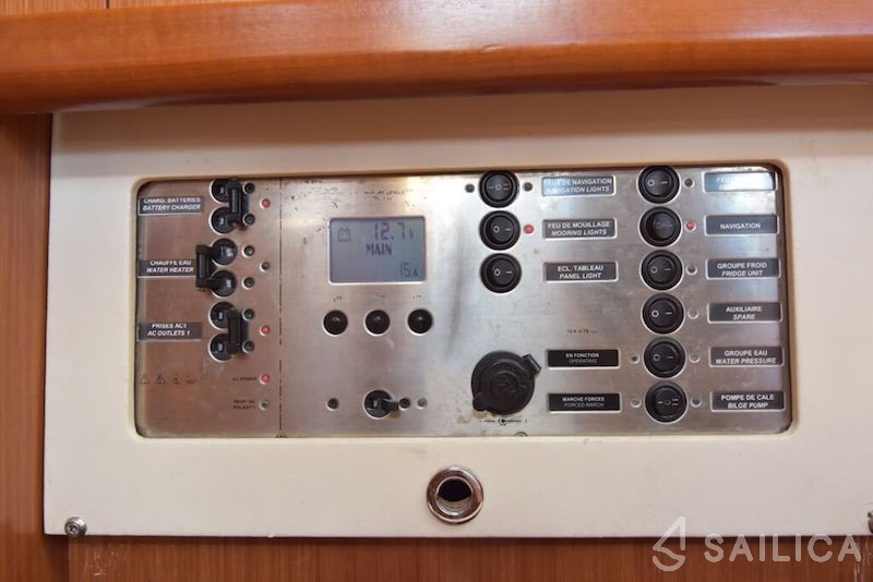 Oceanis 40 - Yacht Charter Sailica