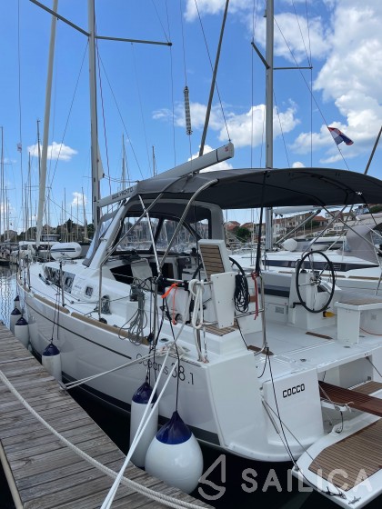 Oceanis 38.1 - Yacht Charter Sailica