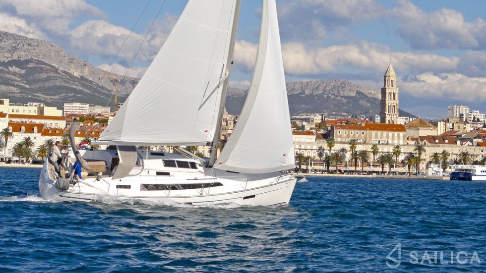 Bavaria 37 Cruiser - Yacht Charter Sailica