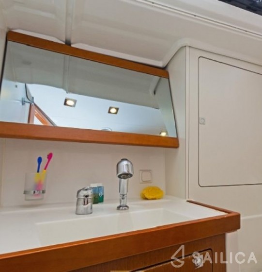 Oceanis 48 - Yacht Charter Sailica