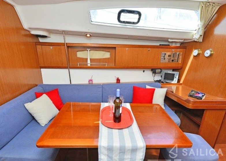 Oceanis 43 - Yacht Charter Sailica
