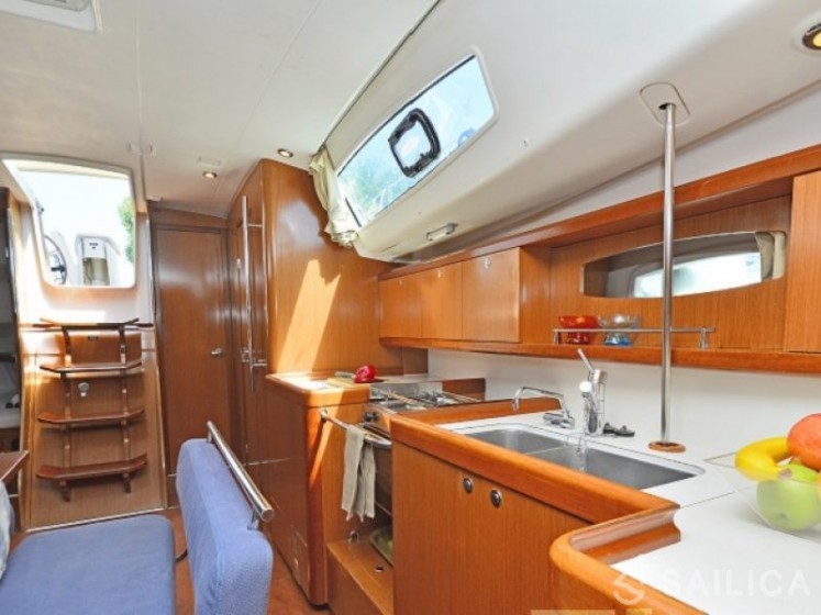 Oceanis 43 - Yacht Charter Sailica