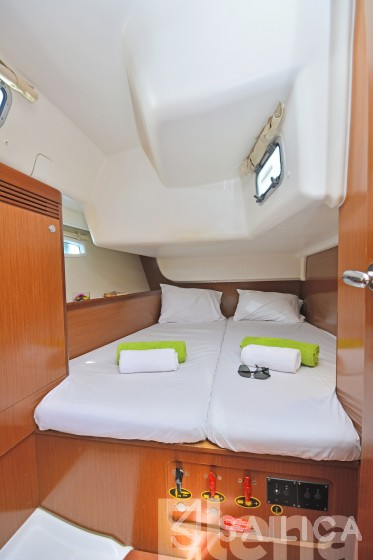 Oceanis 43 - Yacht Charter Sailica
