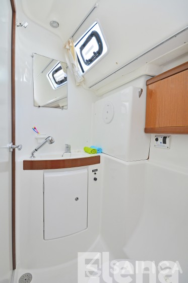 Oceanis 43 - Yacht Charter Sailica