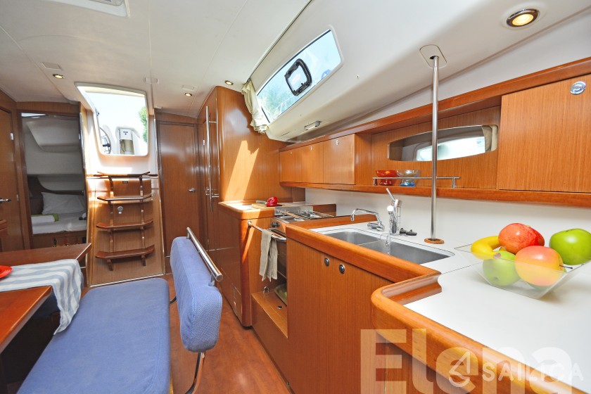 Oceanis 43 - Yacht Charter Sailica