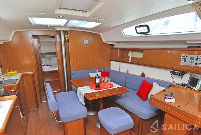 Oceanis 43 - Yacht Charter Sailica