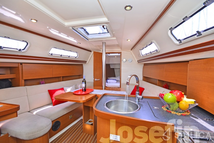 Hanse 325 - Yacht Charter Sailica