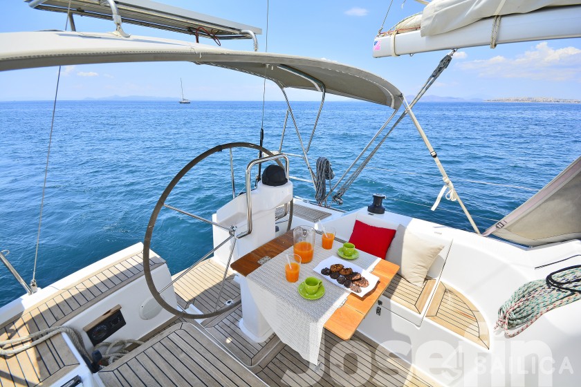 Hanse 325 - Yacht Charter Sailica