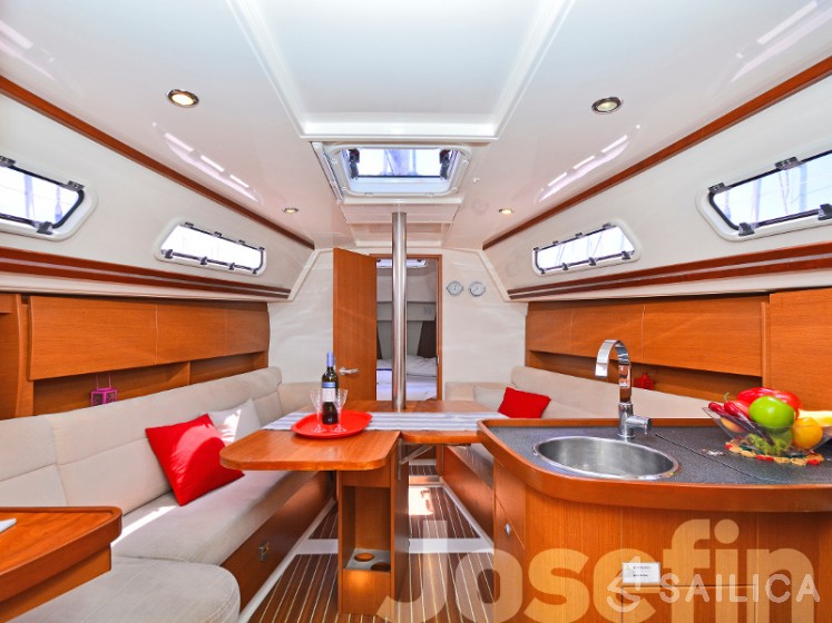 Hanse 325 - Yacht Charter Sailica