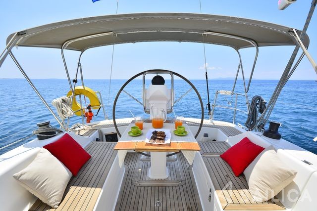 Hanse 325 - Yacht Charter Sailica