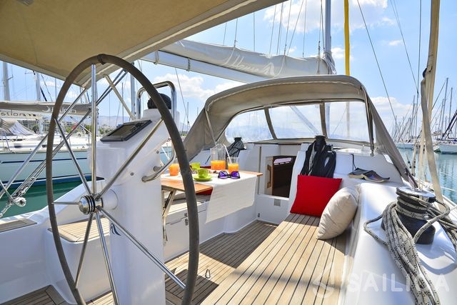 Hanse 325 - Yacht Charter Sailica