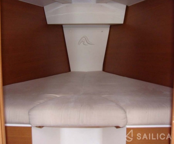 Hanse 325 - Yacht Charter Sailica