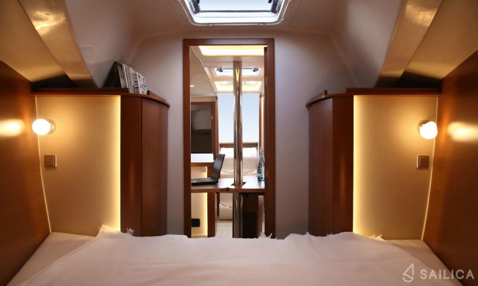 Hanse 325 - Yacht Charter Sailica