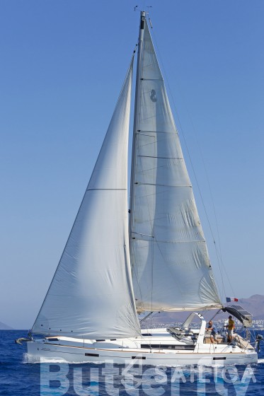 Oceanis 45 - Yacht Charter Sailica