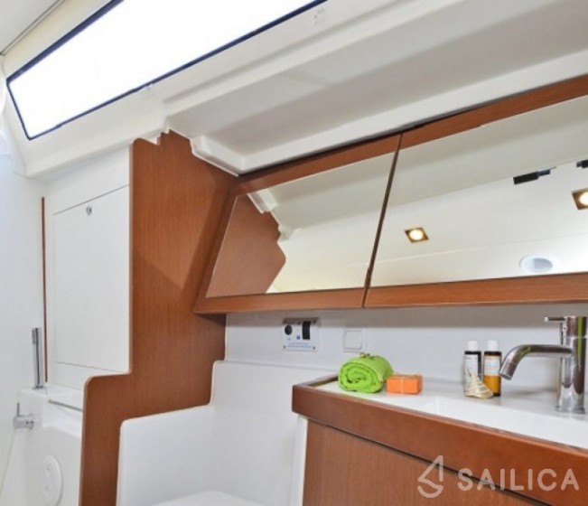 Oceanis 41 - Yacht Charter Sailica