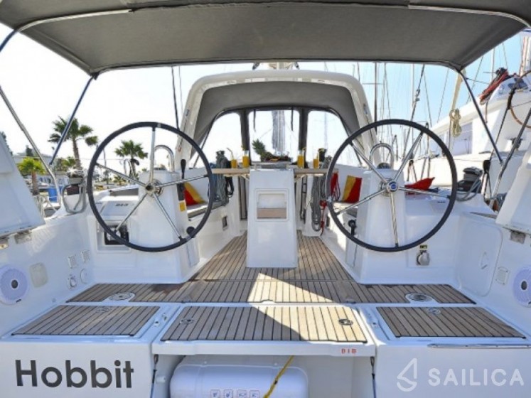Oceanis 35 - Yacht Charter Sailica