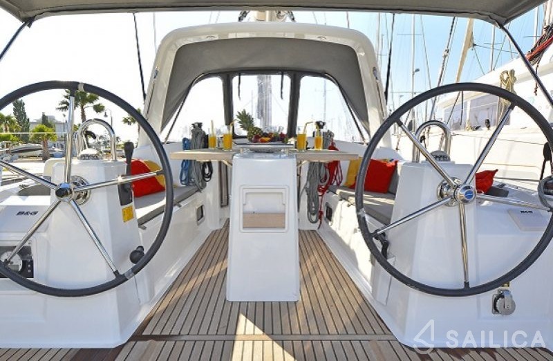 Oceanis 35 - Yacht Charter Sailica