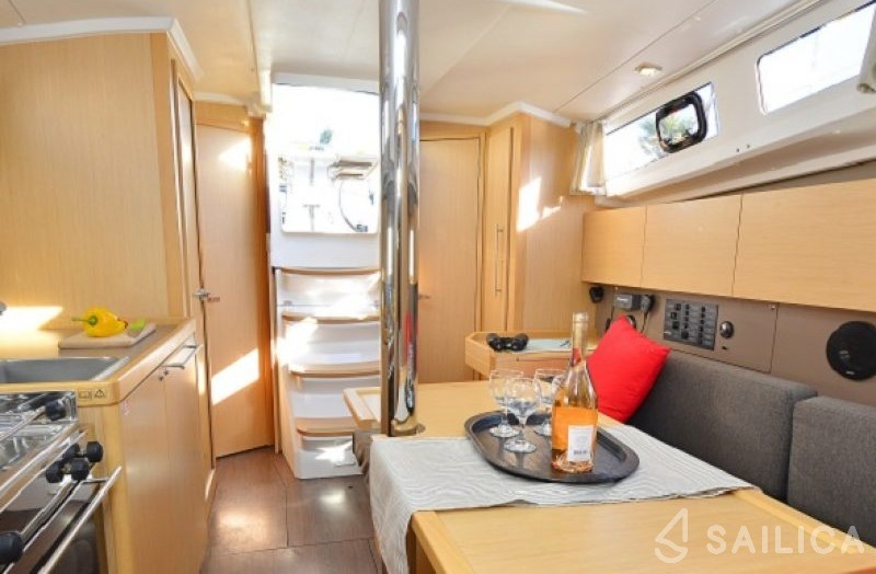 Oceanis 35 - Yacht Charter Sailica
