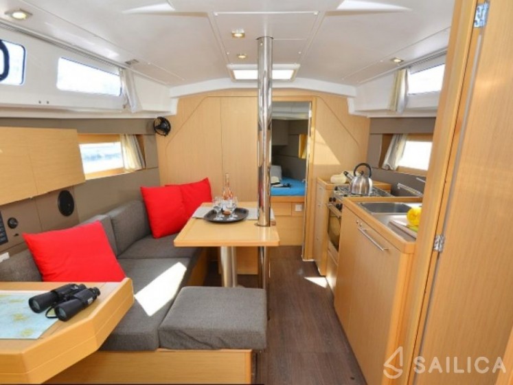 Oceanis 35 - Yacht Charter Sailica