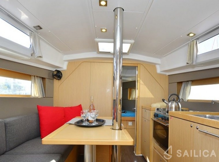 Oceanis 35 - Yacht Charter Sailica