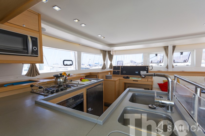 Lagoon 450  Flybridge - Yacht Charter Sailica