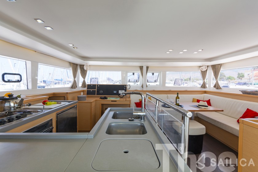 Lagoon 450  Flybridge - Yacht Charter Sailica