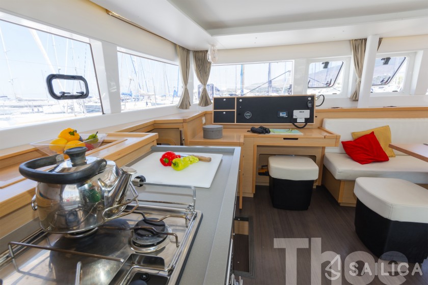 Lagoon 450  Flybridge - Yacht Charter Sailica