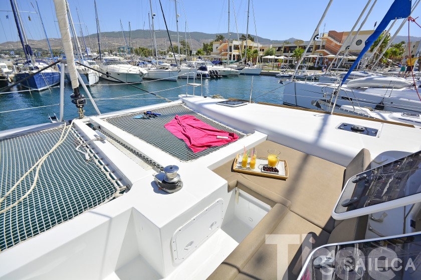 Lagoon 450  Flybridge - Yacht Charter Sailica