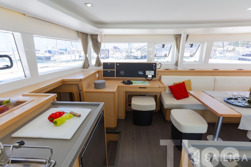 Lagoon 450  Flybridge - Yacht Charter Sailica