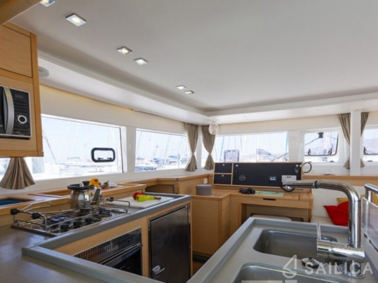 Lagoon 450  Flybridge - Yacht Charter Sailica