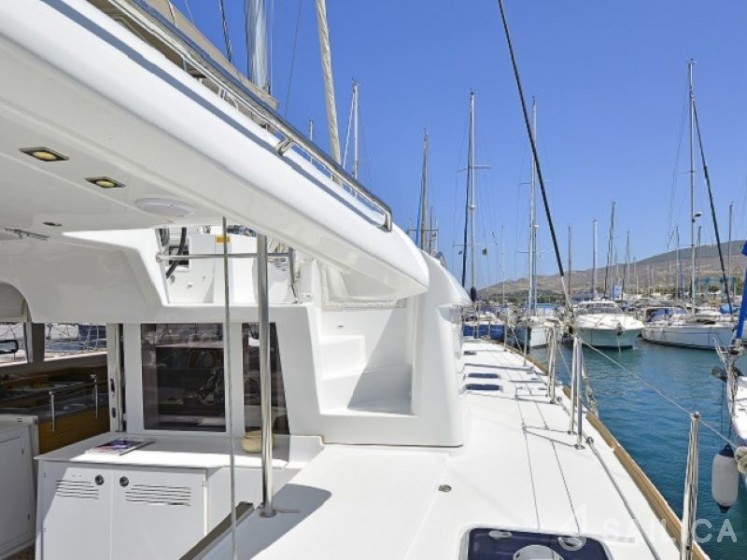 Lagoon 450  Flybridge - Yacht Charter Sailica