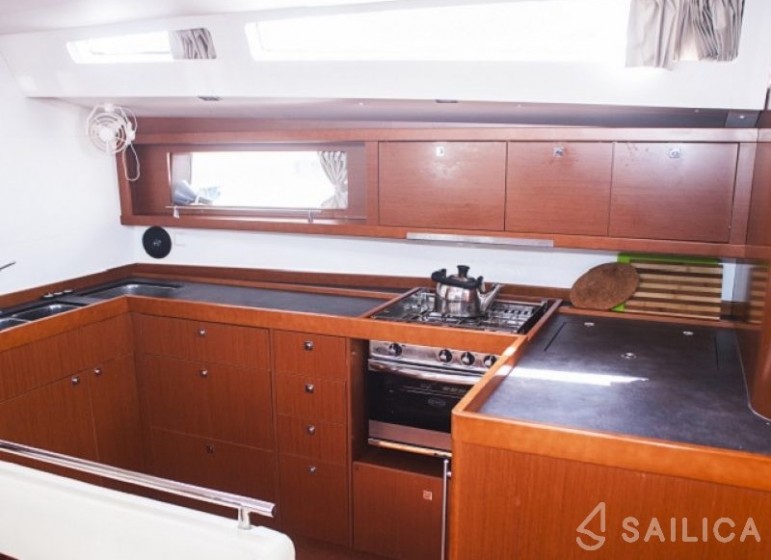 Oceanis 48 - Yacht Charter Sailica