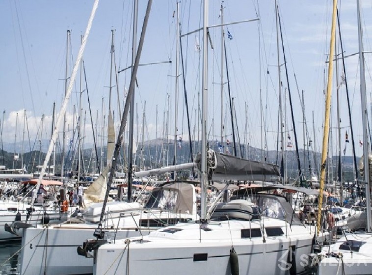 Hanse 415 - Yacht Charter Sailica
